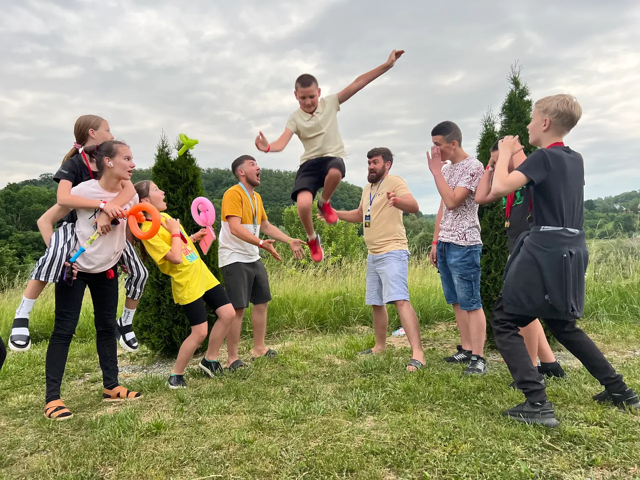 Підлітки та лідери на зустрічі клубу
