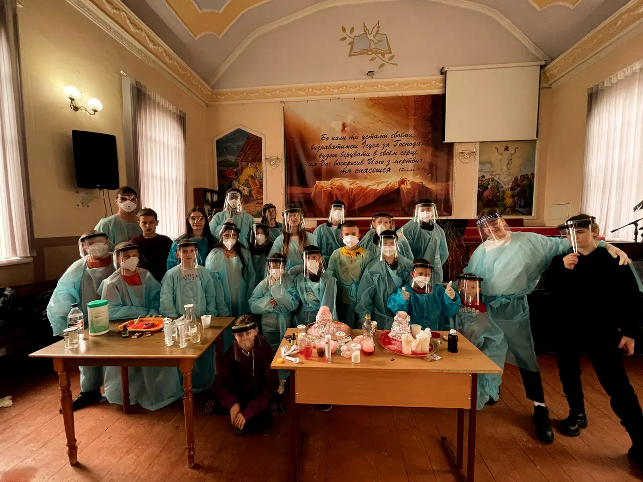 Діти з повітряними кульками-фігурками на фестивалі